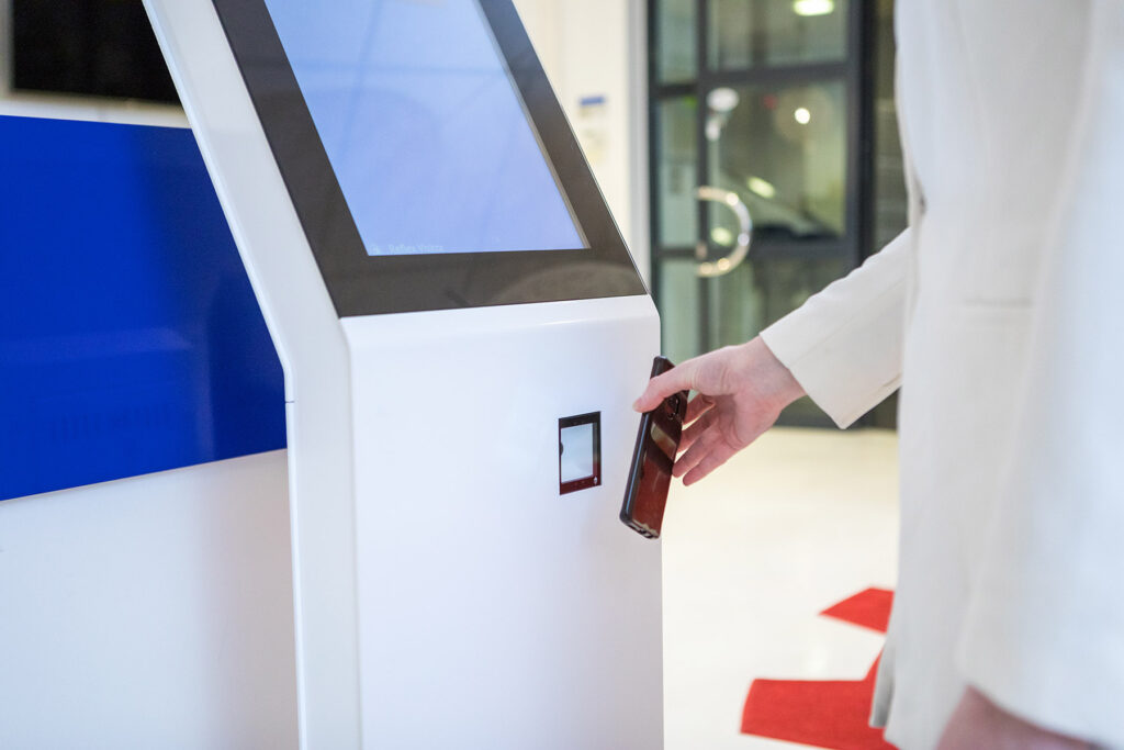 Aanmeldsysteem voor bezoekers met aanmeldzuil en bezoekersregistratie