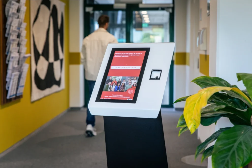 Bezoekersregistratie en afspraken plannen en aanmeldzuil bij de UvA