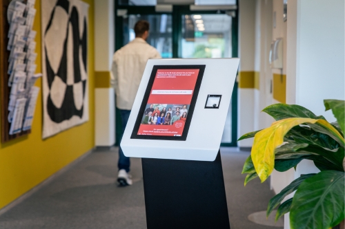 Aanmeldzuil voor digitale bezoekersregistratie
