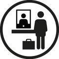 Pictogram van een persoon bij een registratiebalie met een koffer en een computerscherm.