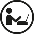 Pictogram van een persoon die achter een laptop zit.