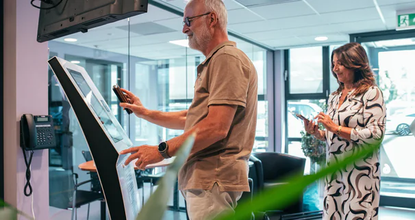 Man bij intercomzuil en onbemande receptie