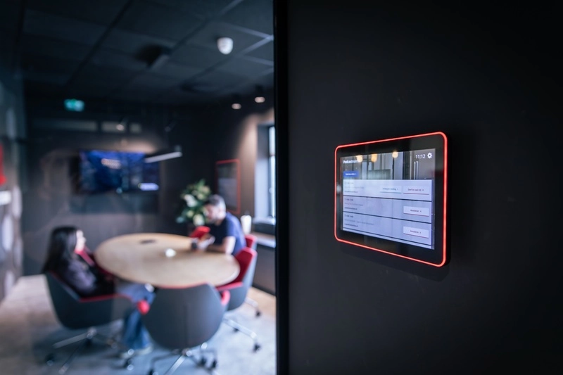 Room booking Zaaldisplay bij de ruimte met een meeting