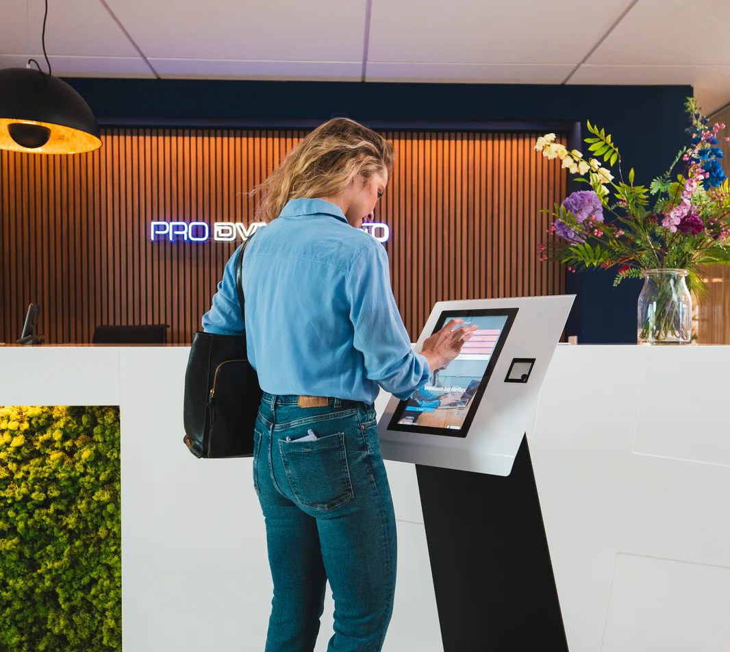 Vrouw bij self-service kiosk aanmeldzuil