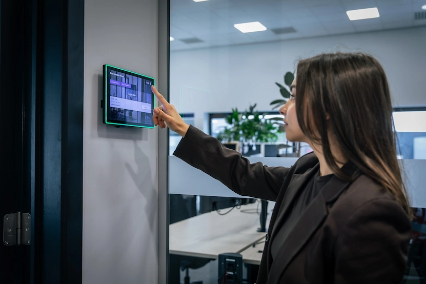 Vrouw boekt ruimte op het Zaaldisplay