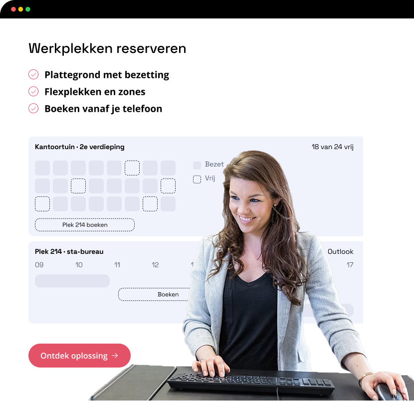 Een lachende vrouw staat bij een bureau met een toetsenbord en muis, terwijl op de achtergrond een interface voor het reserveren van werkplekken zichtbaar is.